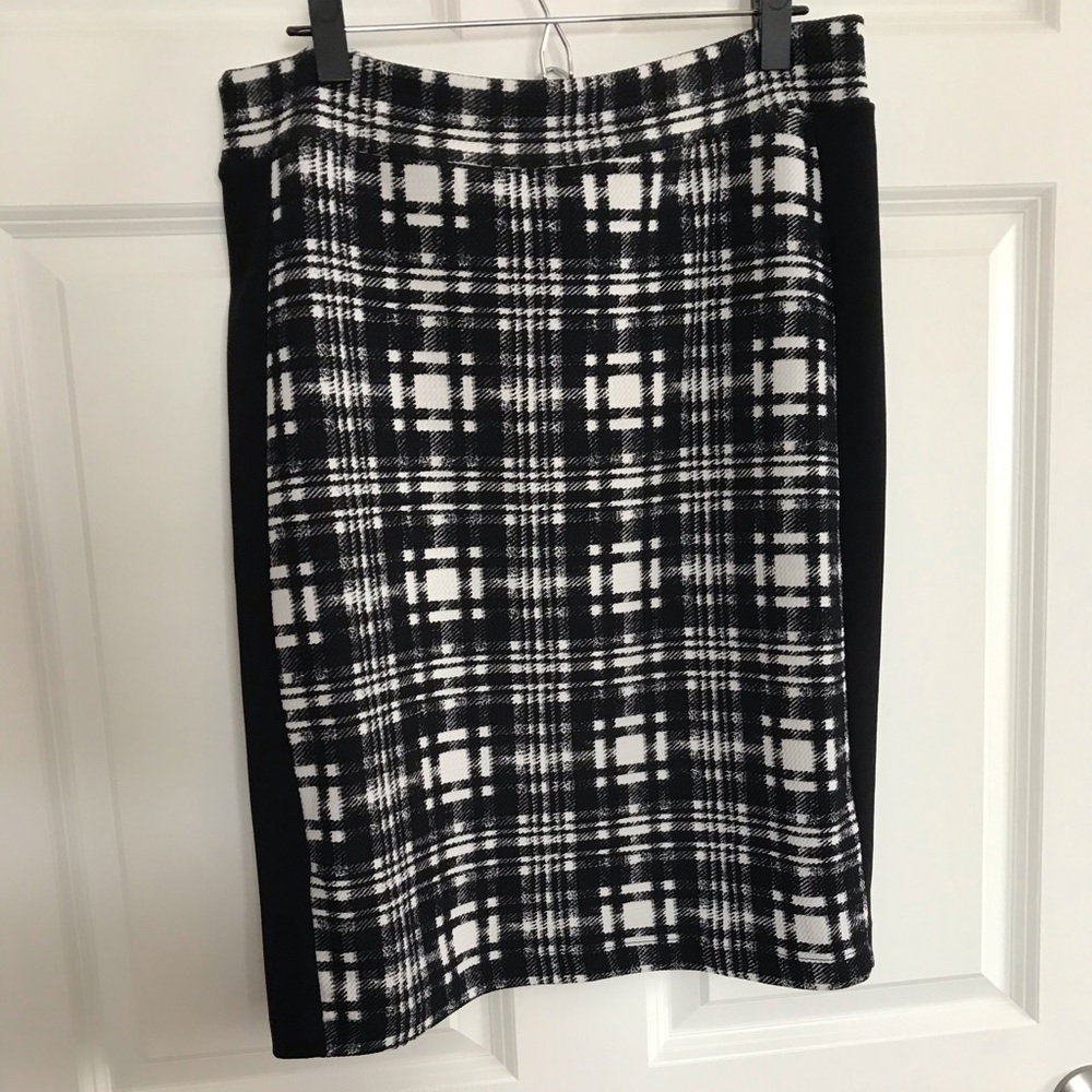 NWOT Soft black and white plaid pencil skirt